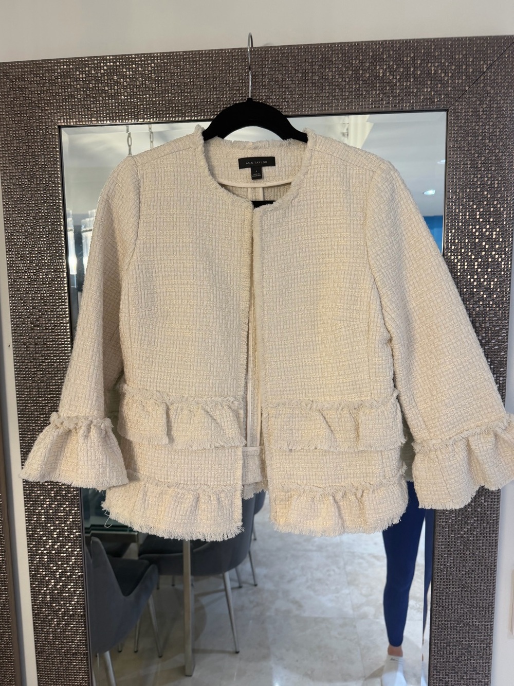 Ann Taylor Ivory Tweed Ruffle-Trim Jacket Size 4 Great Condition Buttonless